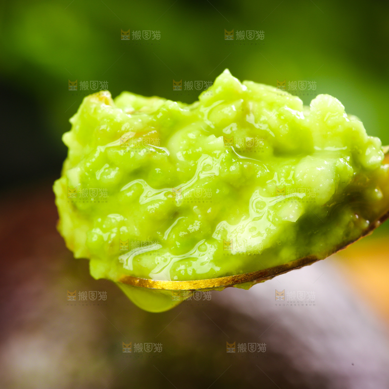 勺子里的牛油果果泥