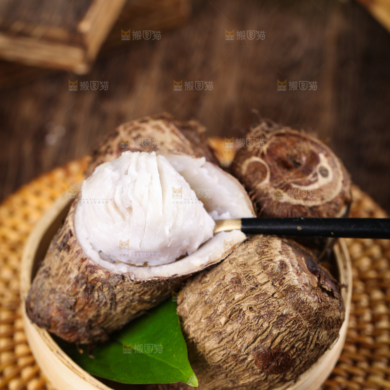 竹底上的牛奶毛芋头