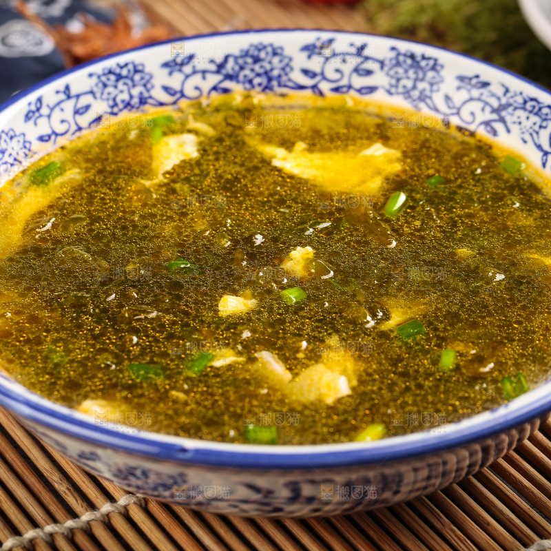 碗里装着地皮菜鸡蛋汤