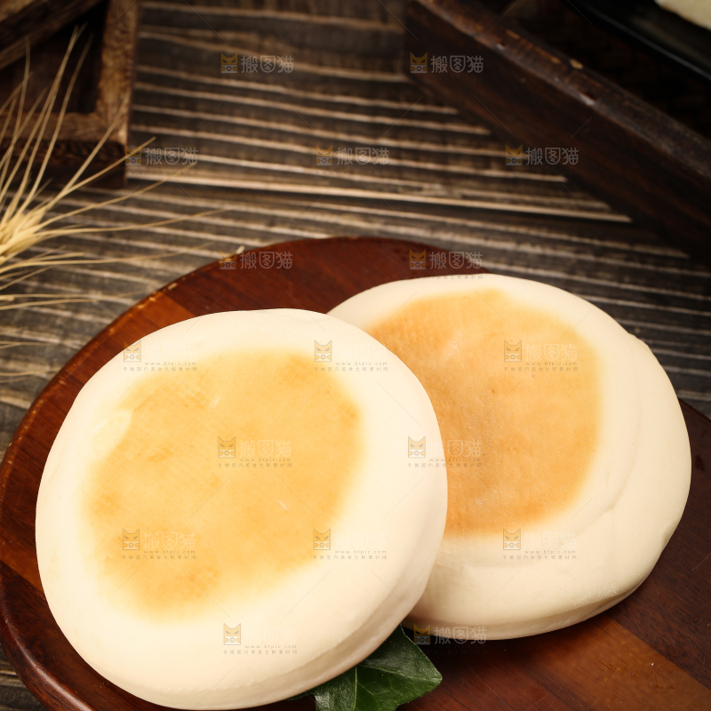 盘子里装着奶香饼