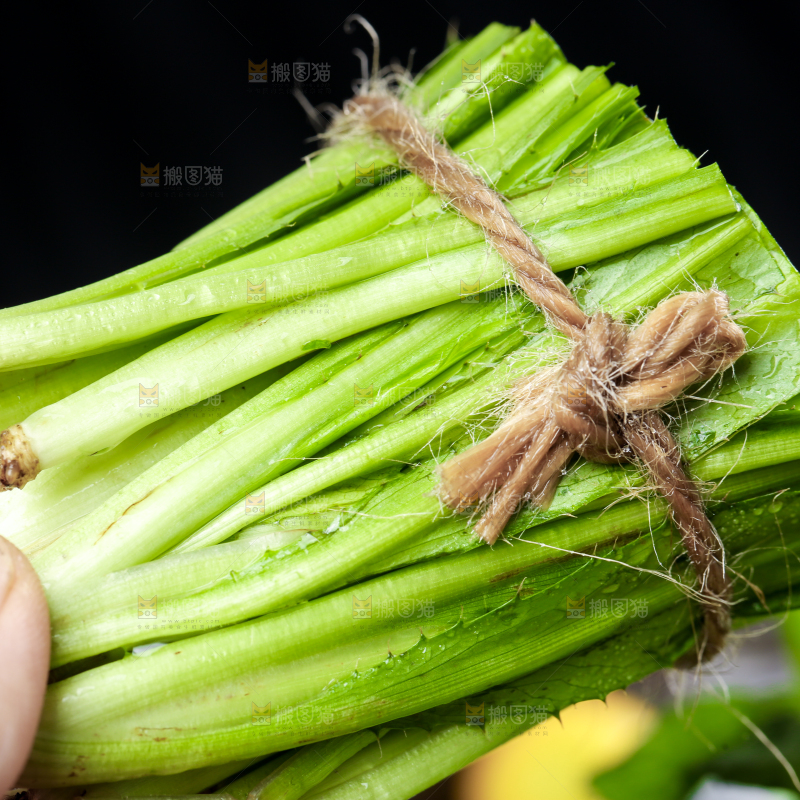 手拿切开的云南大香菜