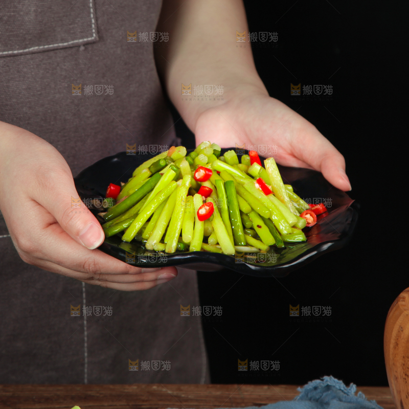 手拿一盘清炒蒜苔