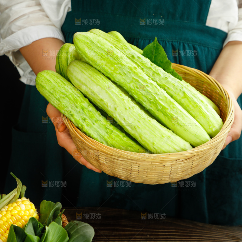 手拿一筐白玉黄瓜