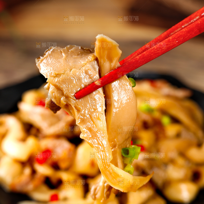 筷子夹着平菇炒肉