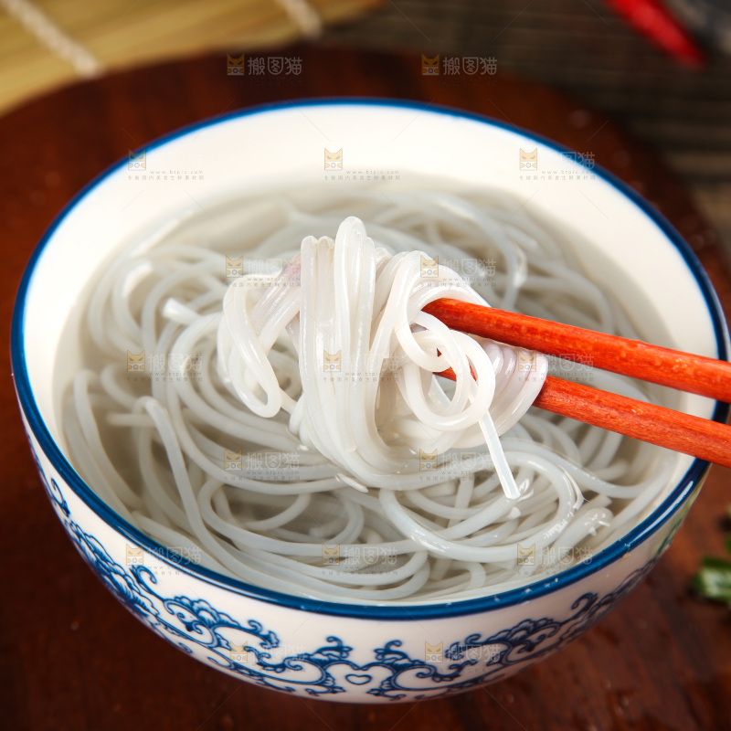 筷子夹着红薯粉