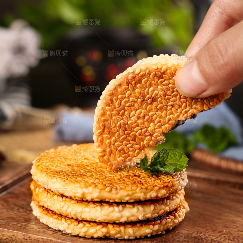 手里拿着芝麻饼