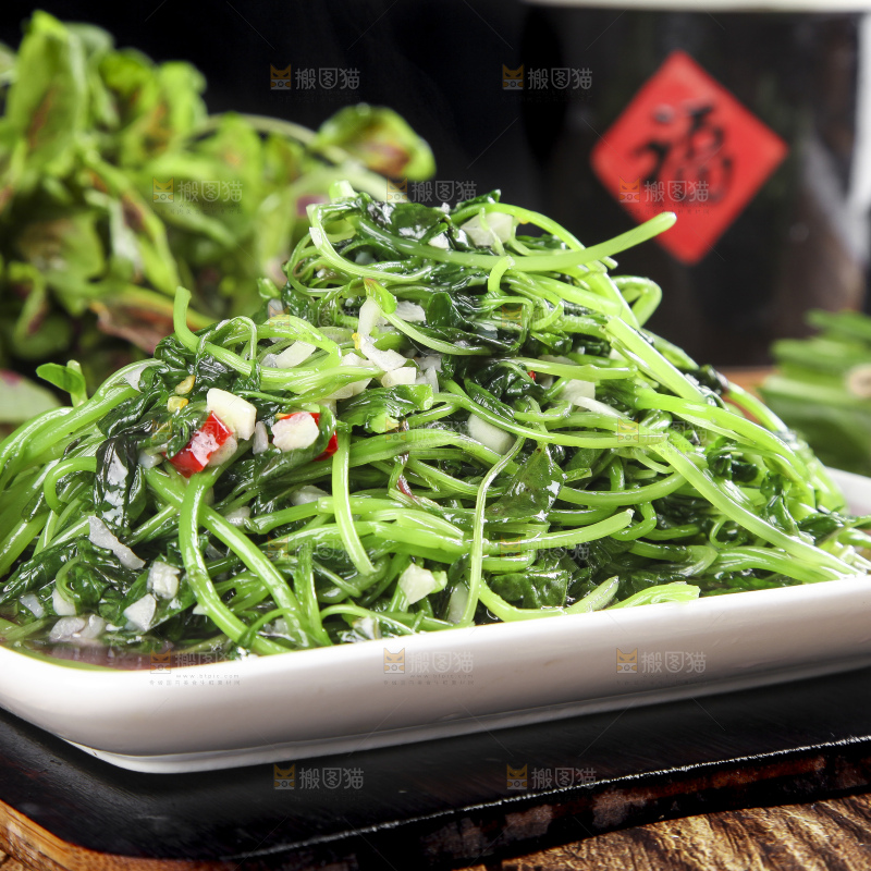 一盘蒜蓉苋菜放在木底上