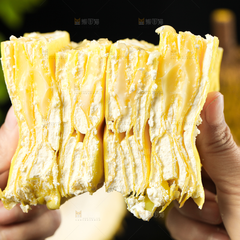 手里拿着榴莲千层饼