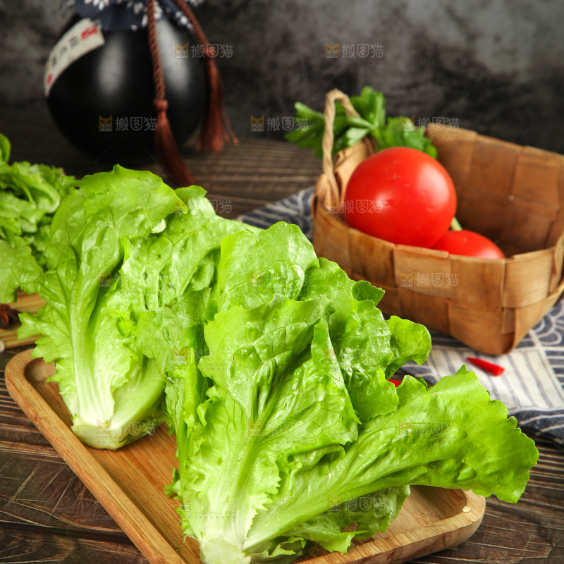 木底上放着一盘意大利生菜