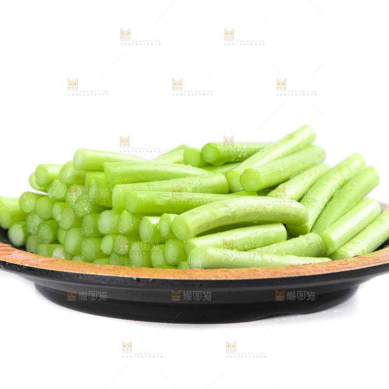 一盘新鲜蒜苔段放在白底上