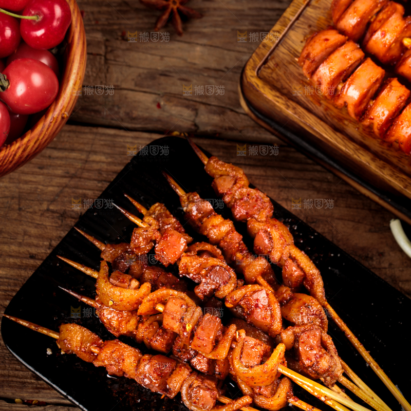 木底上放着一盘烤肉串