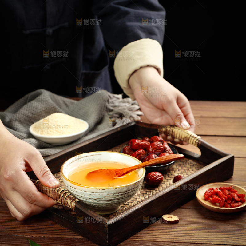 木底上放着一碗葛根粉