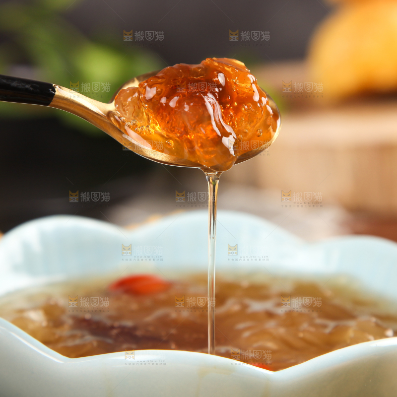 木底上的银耳汤