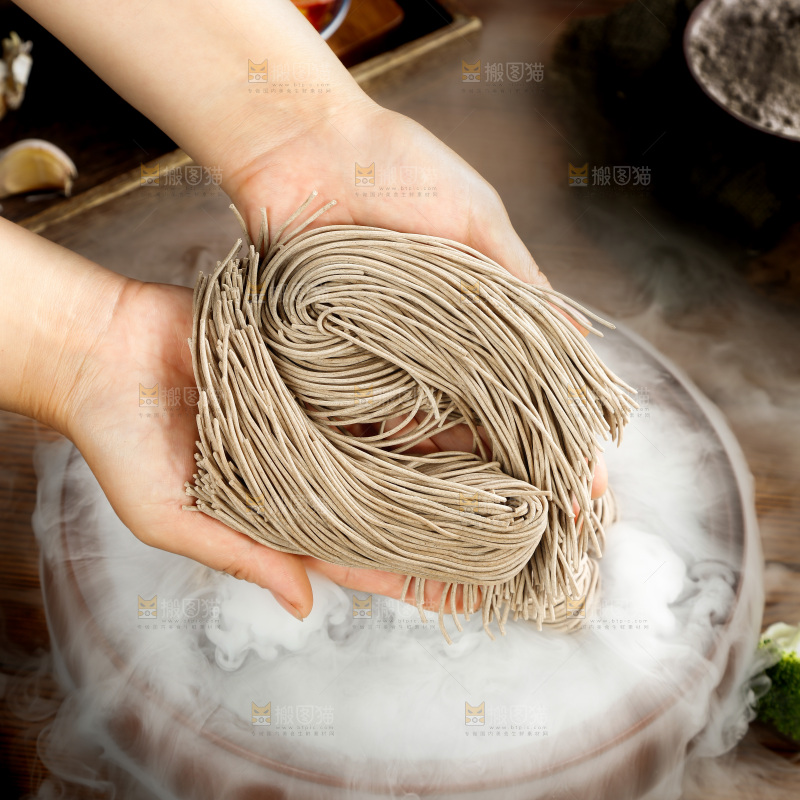 手拿新鲜的荞麦面