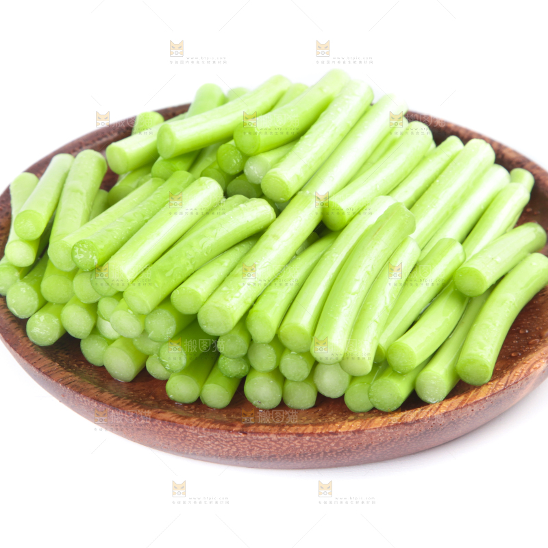 一盘新鲜蒜苔段放在白底上