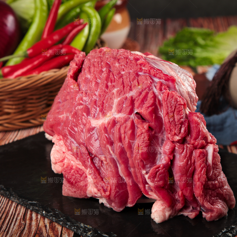 黑石板上的草原散养牛腿肉