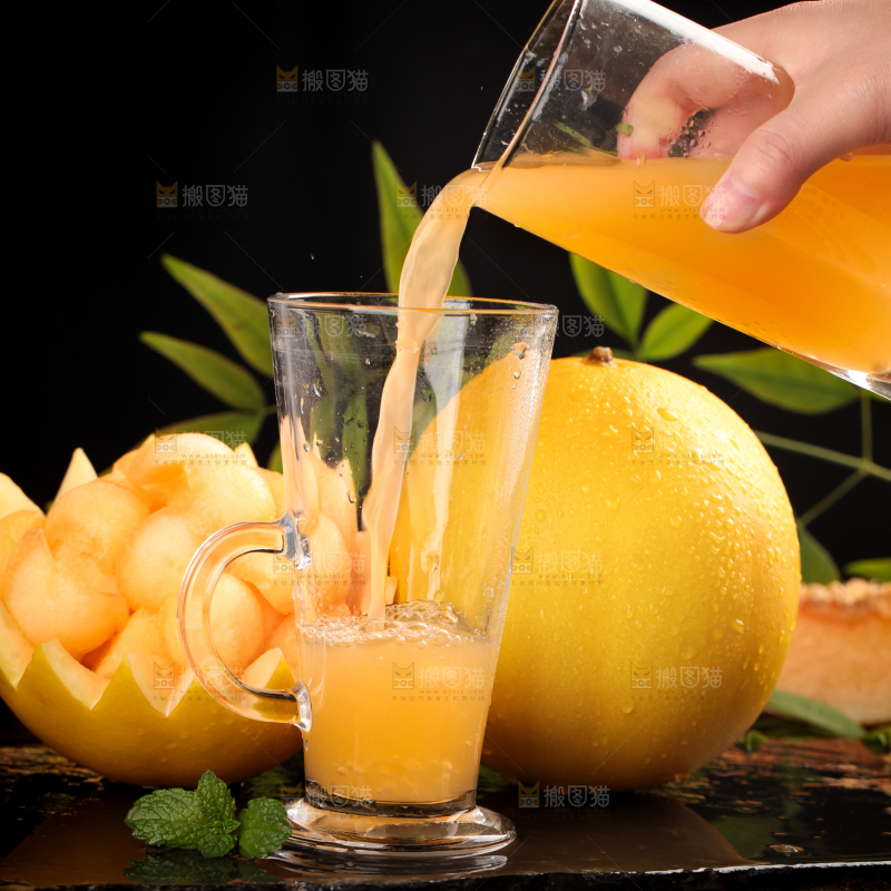 黑石板上放着一杯黄河蜜瓜果汁