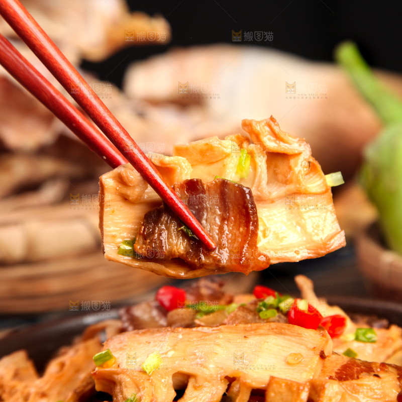 盘子里的红烧冬笋片