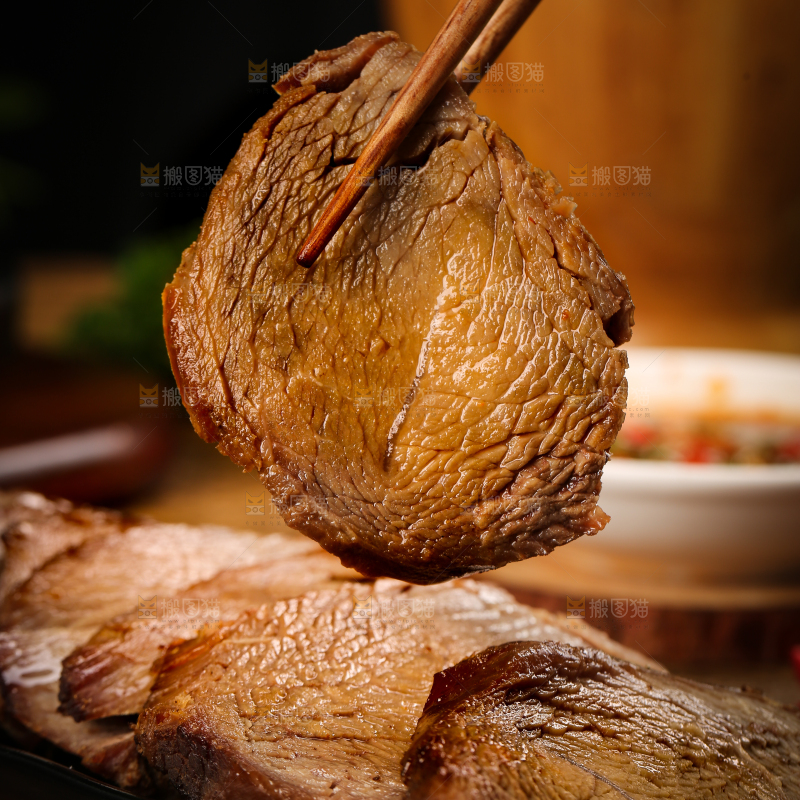 盘子里装着五香牛肉