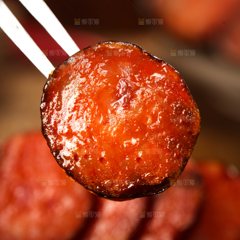 叉子上叉着熏肉肠