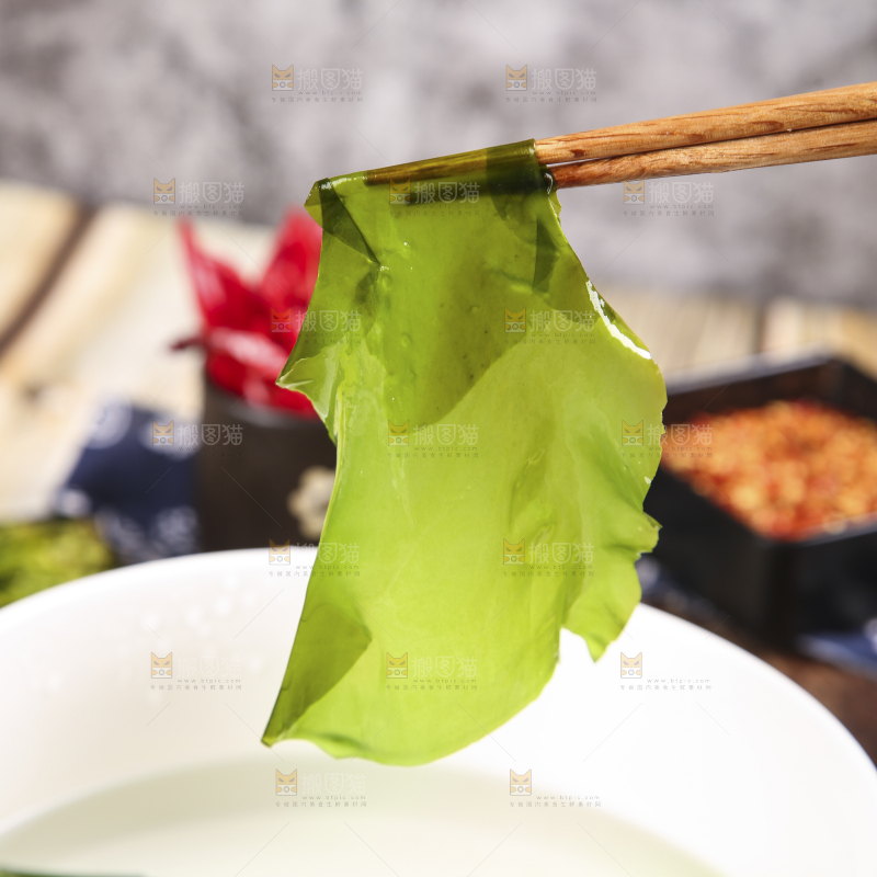 筷子上夹着小海带芽