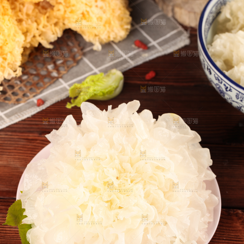 木底上放着一盘古田银耳