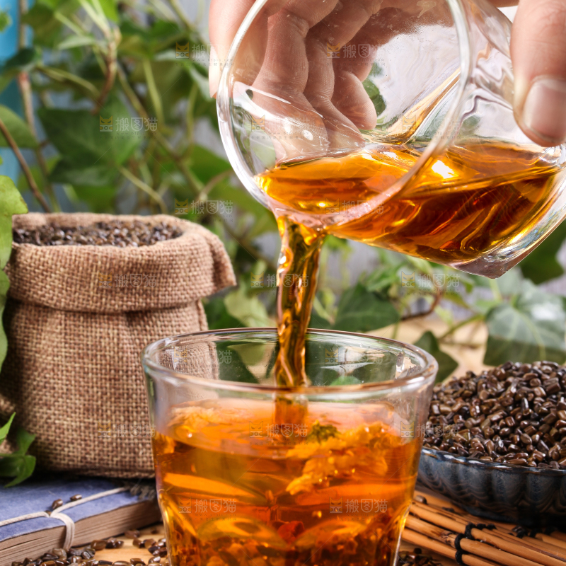 木底上放着一杯决明子茶