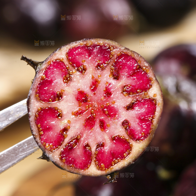 叉子叉着切开的红果参