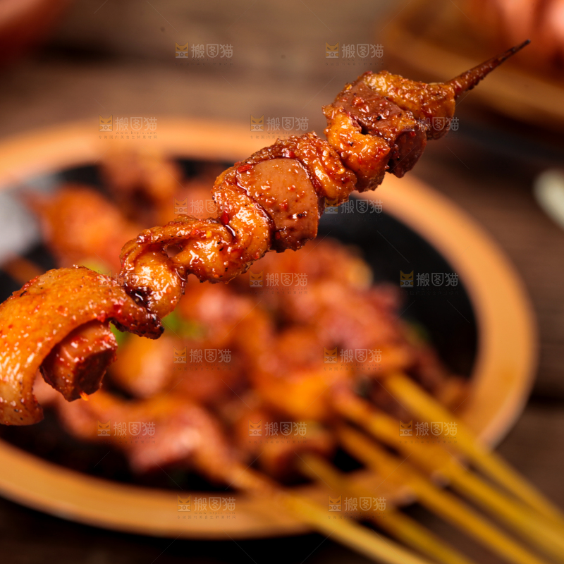 深底上的烤肉串
