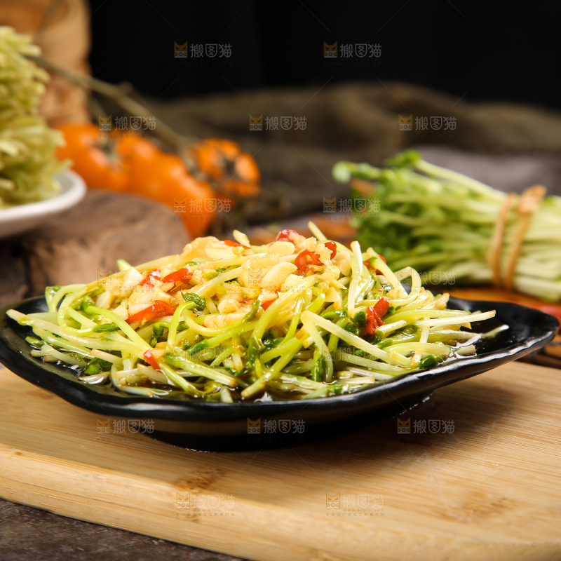 盘子里装着炒豌豆芽苗菜