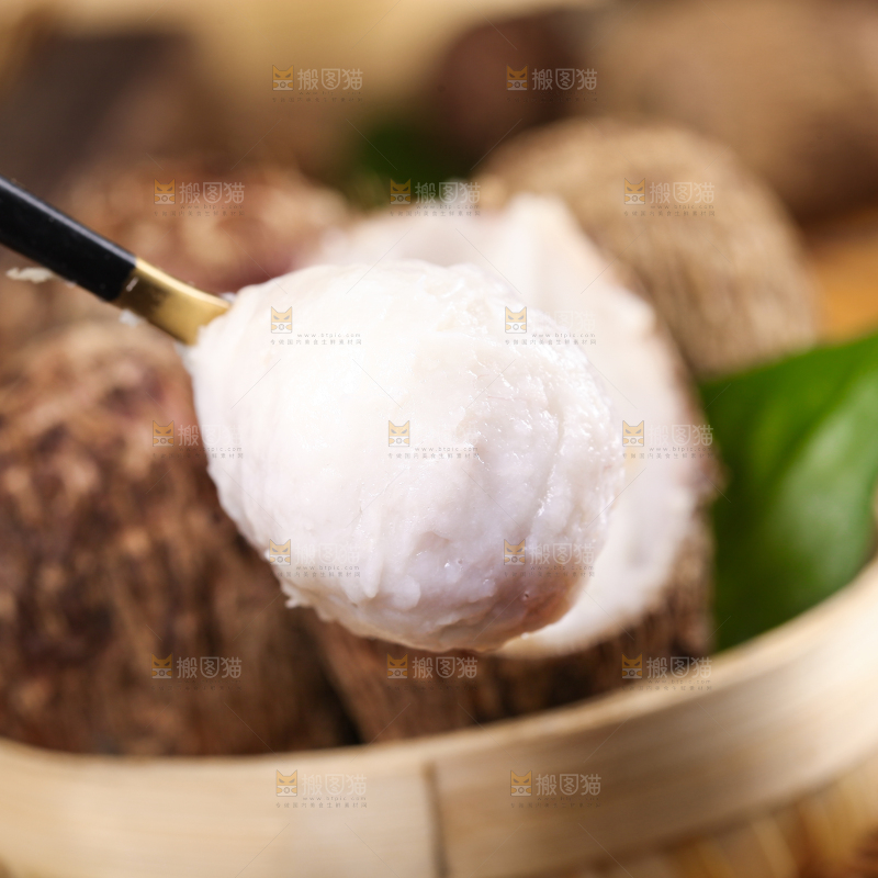竹底上的牛奶毛芋头