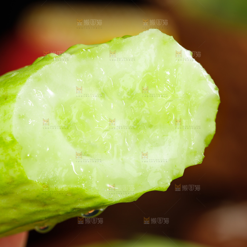深底上掰开的白玉黄瓜