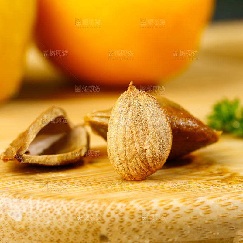 木底放着新鲜的杏仁