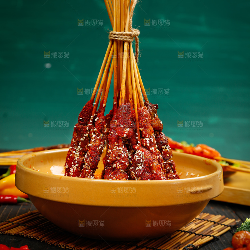 深底上放着一碗香辣肉串