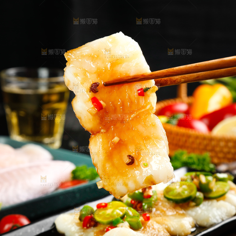 筷子夹着一块香辣巴沙鱼