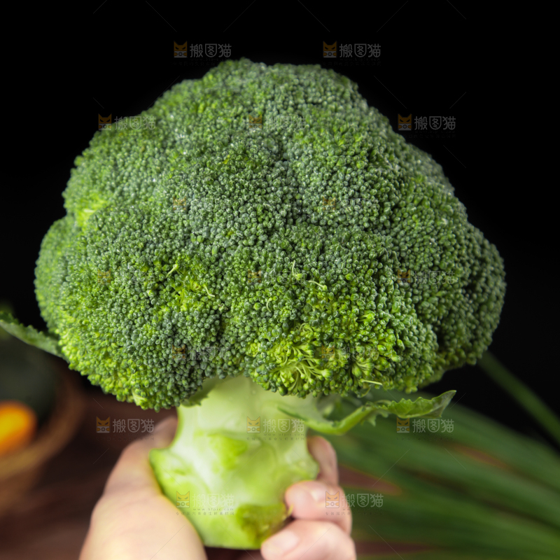 手拿西兰花