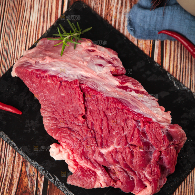 黑石板上的草原散养牛腿肉
