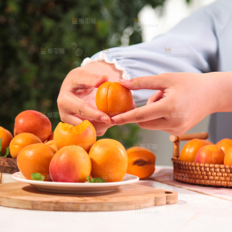 浅底上放着一盘杏子