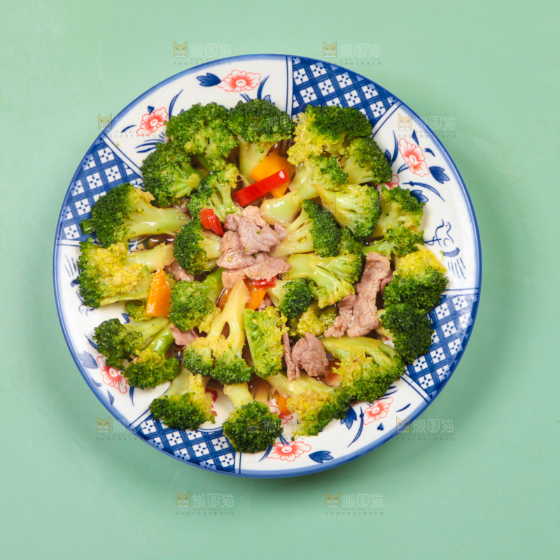浅底上放着一盘西兰花炒肉