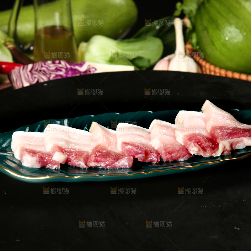深底上放着一盘新鲜的五花肉