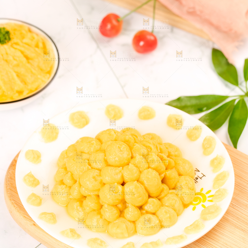 浅底上放着一盘榴莲果泥
