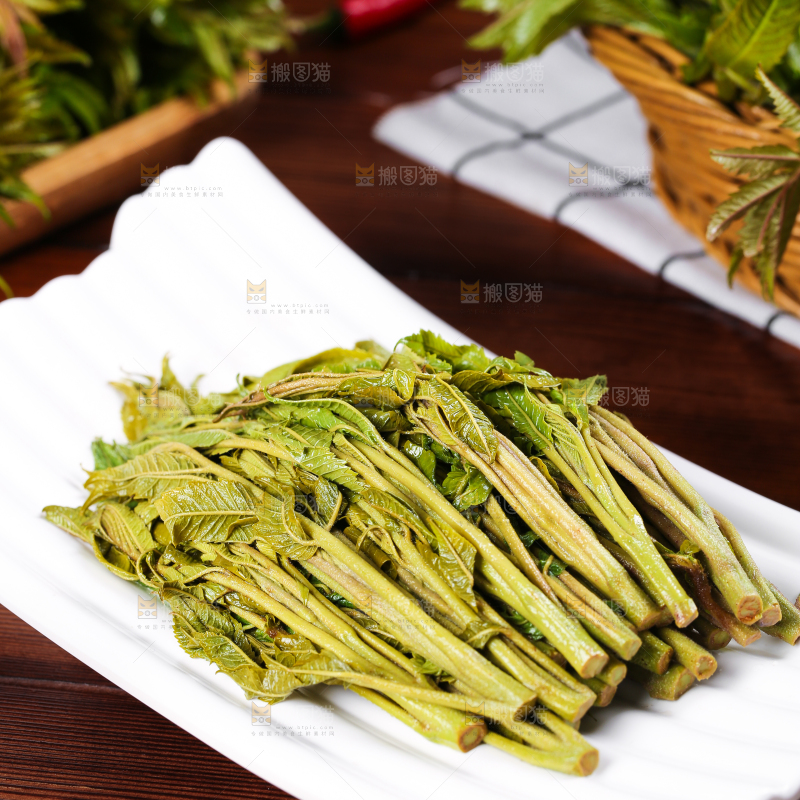 木板上放着一盘香椿芽
