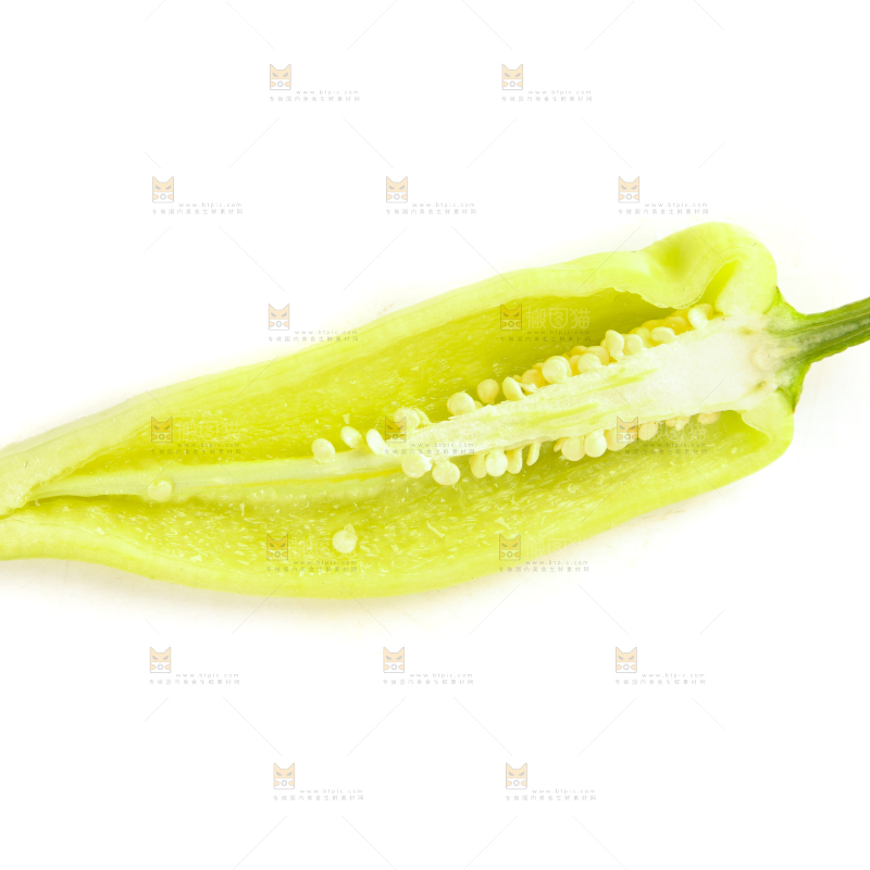 白底上放着切开的新鲜水果辣椒