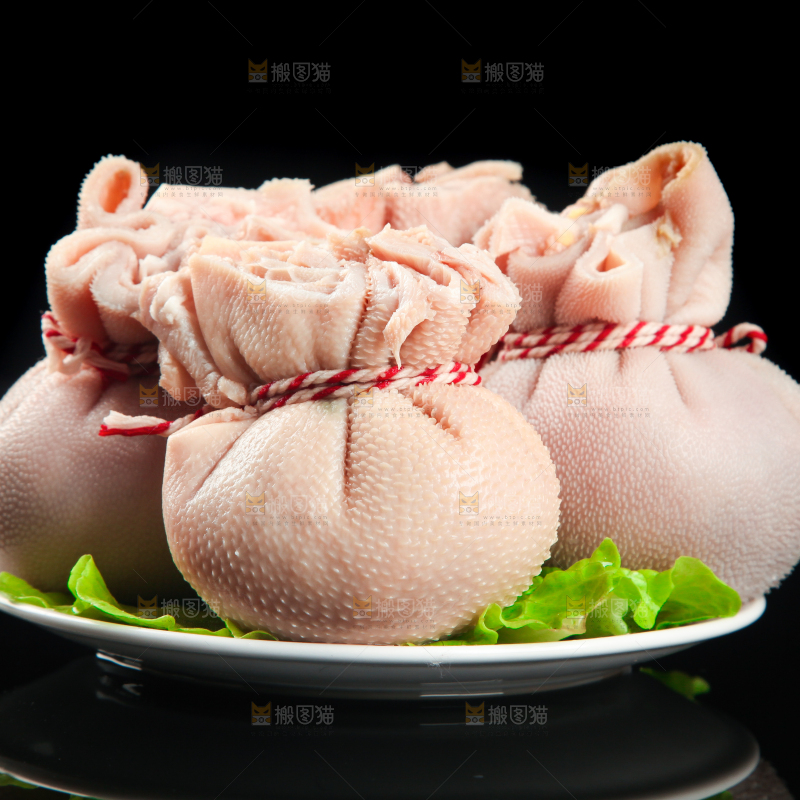 一盘羊肚肉放在黑底上