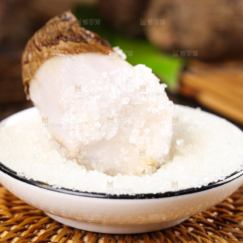 竹底上的牛奶毛芋头