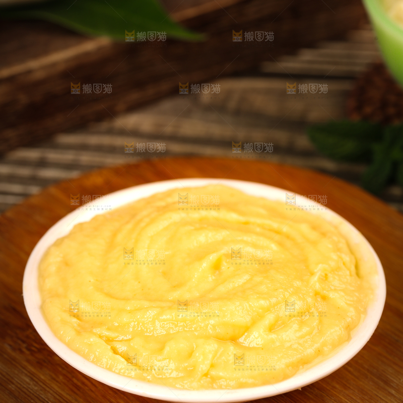 木底上放着一盘榴莲肉泥