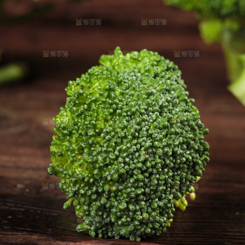 木底上放着新鲜的绿花椰菜