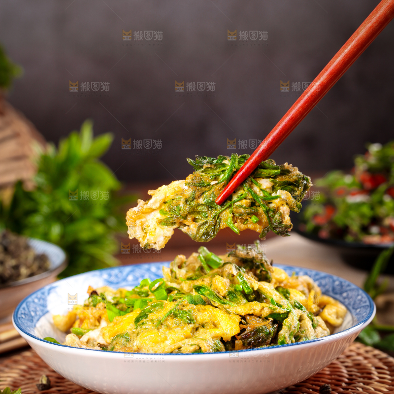筷子夹着花椒芽炒鸡蛋