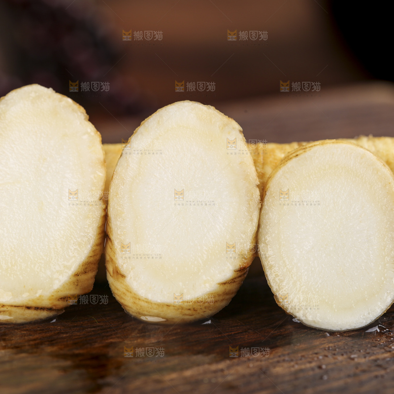 木底上的人参切片