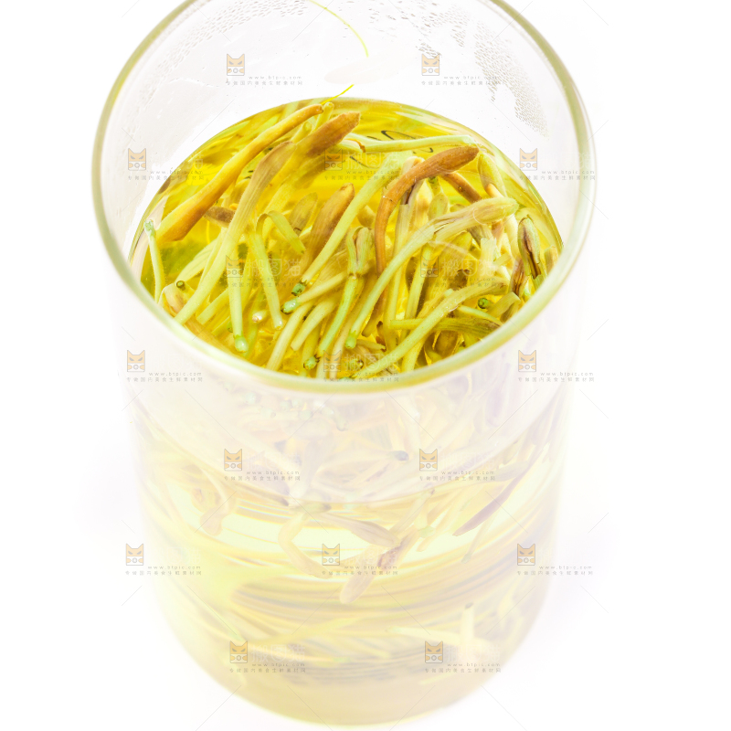 白底上放着一杯金银花茶